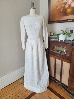 Vintage 1950s 1960s Ivory Lace Long-Sleeve Wedding Gown Aline Medium